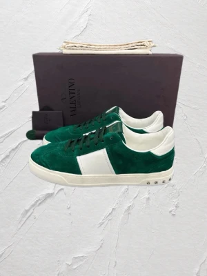 Gröna Valentino Flycrews - Hej! Nu säljer jag dessa as feta Valentino flycrews för bara 3399! MVH Emil 