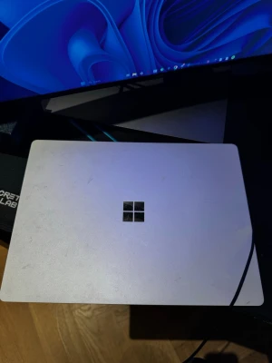 Microsoft bärbar dator - Microsoft Windows 10 pro. Laptopen är i ett väldigt fint skick och har inga skador. Det följer med en 44W laddare till datorn. Har du några frågor? Hör av dig gärna!