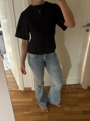 Low waist bootcut jeans  - Ljusblå Low waist bootcut jeans från hm i storlek 34!