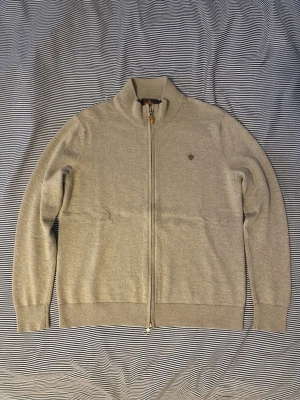 Beige ziptröja med ståkrage - Säljer en klassisk och stilsäker tröja från Morris Stockholm i 100% mjuk merinoull. Modellen är en full zip med hög krage i en fin beige färg. Den är i storlek S-XS och i fint skick. Perfekt till både vardags och fest. Hör av dig om du vill ha fler bilder eller mått! 