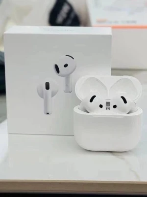 Apple AirPods 4 med laddningsetui - Säljer ett par vita Apple AirPods Pro med trådlöst laddningsetui. Hörlurarna har en stilren och kompakt design i plast och levereras med originalförpackning och manualer. Perfekta för musik, samtal och brusreducering.