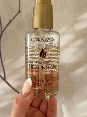 Lanza Keratin Healing Oil Hair Treatment  - Hårolja från Lanza. Reparerande olja som ger omedelbar glans, är färgbevarande och har värmeskydd upp till 260 grader. Se bild för använd mängd, 100ml flaska. 