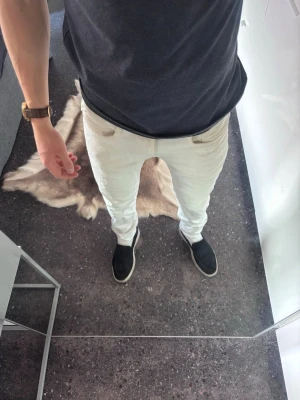 Replay jeans  - Replay jeans i modellen Anbass! Storlek W29 L32. Vita Anbass-jeans med distressedslitningar på låret (se bild) är väldigt svåra att få tag på. Om frågor finns så tveka inte - fråga på! Mvh