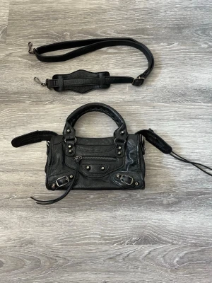 Svart skinnväska med silvriga nitar - Superfint skick! Band medföljer som är justerbart samt går att ta av🥰