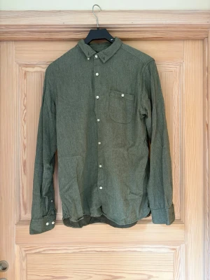 Grön långärmad skjorta  - Grön skjorta från knowlege cotton apparel i strlk. L. 100% bomull 