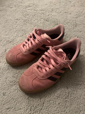 Aridas gazelle - Säljer ett par adidas gazelle skor i rosa. Storlek syns på bilden. Sparsamt använda och ser mer rosa ut i dagsljus, skriv vid funderingar