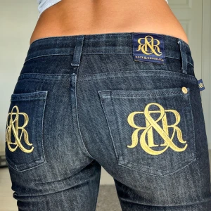 Rock & republic jeans - Midjemått: 36cm rakt över, innerbenslängd: 81cm 💗