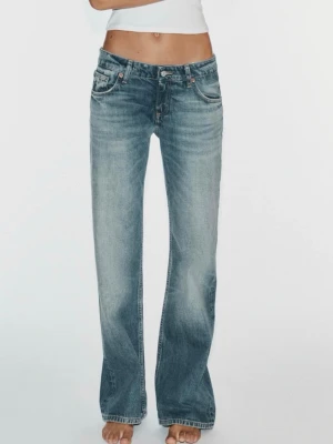 Blå raka jeans med låg midja Zara - Säljer ett par blå jeans med låg midja och raka ben.