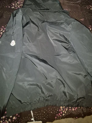 🖤 Moncler Jacka – Helt Ny – Storlek S ✨ - 🧥 Moncler Jacka – Helt Ny – Storlek S Säljer en helt ny Moncler-jacka i storlek S. Jackan är aldrig använd och är i helt nytt skick. • Storlek: S • Färg: Svart/grå • Helt ny & oanvänd • Huva • Moncler-logga på ärmen • Taggar medföljer 💰 Pris: 1399kr – pris kan diskuteras vid seriöst intresse. 📩 Skriv gärna om du är intresserad!