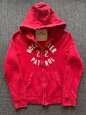 Hollister zip hoodie ~ 2000’s YK2 - Säljer nu denna Hollister zip up hoodien | st M ~ 175–185cm | passar perfekt nu till kyligare dagar! Modellen produceras inte längre och är därav väldigt sällsynt. Saknar snören i luvan. Kan även gå ner lite i pris vid snabb affär🍁🫶