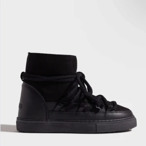 Svarta boots från Inuikii - Snygga svarta boots från Inuikii. Skorna har en stilren design med en kombination av skinn och mocka, vilket ger en lyxig känsla. Perfekta för kyligare dagar. Säljer då jag är sugen på att köpa en annan färg, fler bilder kan skickas vid intresse💕pris kan disskuteras, sulan är bytt och det är lite slitage 