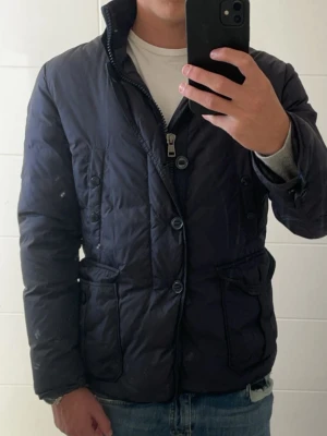 Moncler Jacka - En riktig schyst Moncler jacka i storlek 2 - S/M 🙌 Jackan har ingen badge på sidan av ärmen vilket gör jackan väldigt lowkey och classy. Skick 8,5/10 har tappat en knapp men absolut inget man tänker på! Om det skulle vara så att du vill ha fler bilder eller har några andra funderingar så hör av dig i DM!
