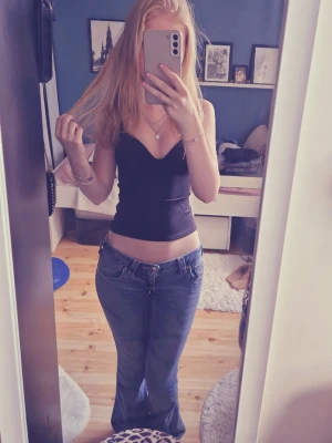 Blå bootcut jeans från True Religion - Säljer dessa skitsnygga lågmidjade bootcut jeans från true religion, säljer pga att dom är för små, pris kan diskuteras💕Är använda men har inga synliga defekter, orginal pris 1500