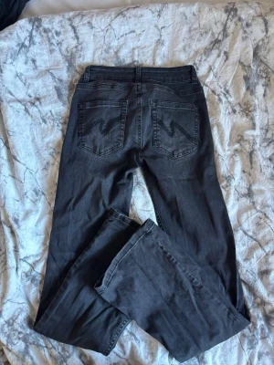 Utsvängda jeans med hål i knäna - Jätte fina svarta jeans från Nelly. Dom är långa och passar mig som är 174. Snygga hål vid knäna. Längst har dom repats upp lite när jag gått men de syns inte när man har på sig dom.