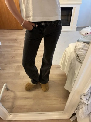 Lågmidjade jeans med knappar - Kommer sälja dessa supersnygga lågmidjade jeans med knappar på min plick liveshow söndag 23/8 19:00 där man kommer se plagget närmare 💌