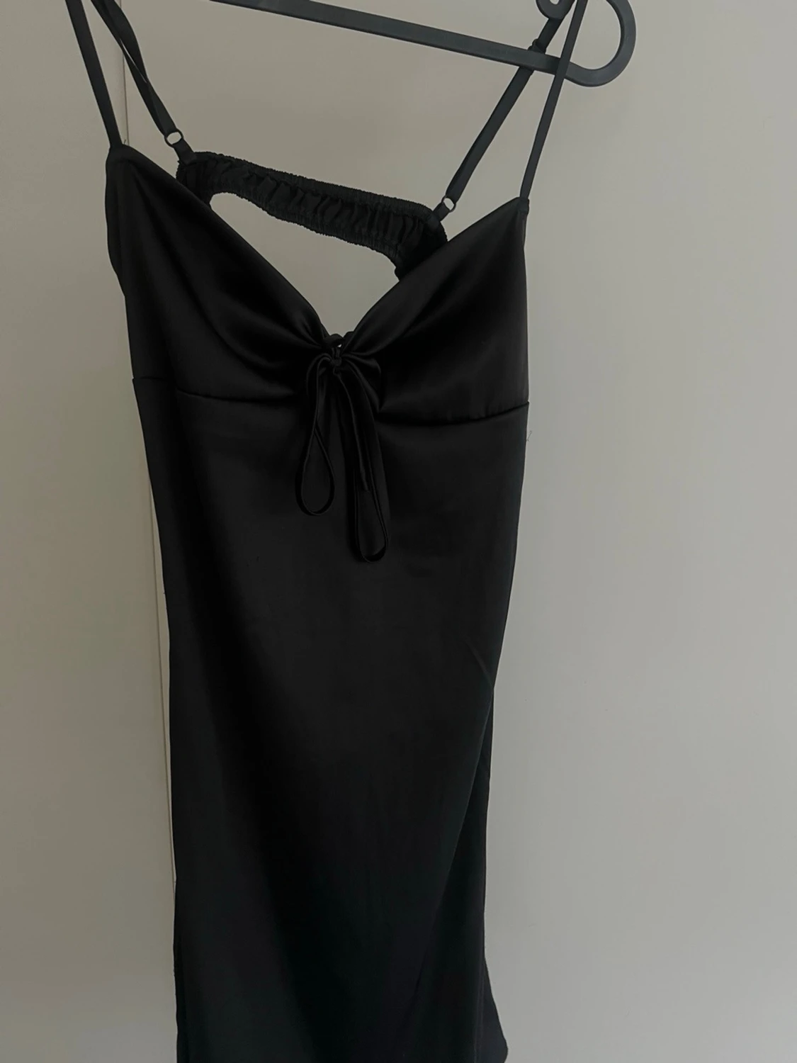 Svart satin klänning  - 1