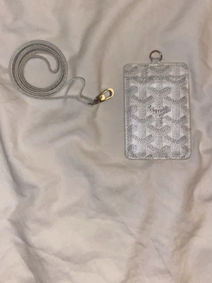 Goy4ard korthållare med snöre - Snygg vit korthållare med klassiskt mönster och transparent fönster på ena sidan. Kommer med ett matchande snöre och metallspänne, perfekt för att bära runt halsen. Tillverkad i tåligt material med exklusiv känsla.