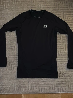 Under armour compression shirt  - Oanvänd. Storlek M men passar också S