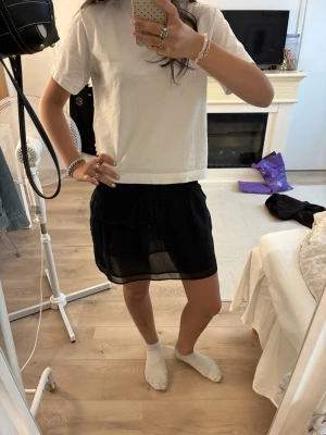 Svart kjol - Kommer sälja denna söta svarta kjolen på min plick liveshow söndag 23/8 19:00 där man kommer se plagget närmare 💌