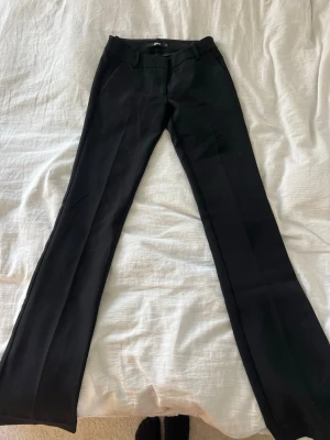 Kostymbyxor BikBok Vera Tall - Snygga svarta kostymbyxor från BikBok modellen Vera TALL. 