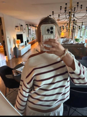 Randig stickad h&m - Vit med vinröda ränder, så snygg! Använd 1 gång, liten i storlek