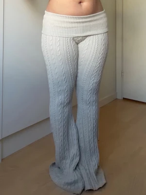 Beiga yogapants  - Beiga kabelstickade yogapants med nedvikbar kant 🤍 supersköna på men tyvärr för långa på mig som är 155cm! Jag har endast använt dem få gånger hemma. Storlek S i Gina tricots 14+ kollektion