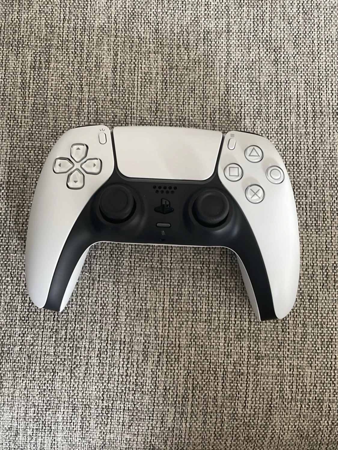 Vit och svart PS5 DualSense handkontroll