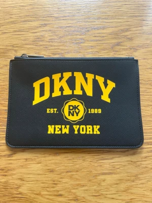 DKNY Kosmetikväska / Pouch - Snygg och praktisk mindre väska från DKNY. Aldrig använd.