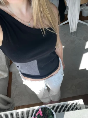 Svart oneshoulder topp från Stories - Säljer en svart oneshoulder topp från Stories i storlek S. Toppen har en stilren och enkel design med en axel och ärmlös passform, perfekt för att skapa en trendig look. Materialet känns mjukt och följsamt mot kroppen. Passar bra till vardags eller på fest