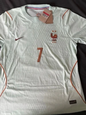 Frankrike och psg tröja - 500kr styck (exklusive avgifterna). Psg storlek M. Frankrike storlek L