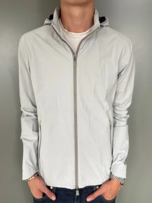 Herno Windbreaker - Strl - L | Skick - 10/10 | Nypris - ca 8000kr | Vid minsta lilla fundering är det bara att höra av sig!