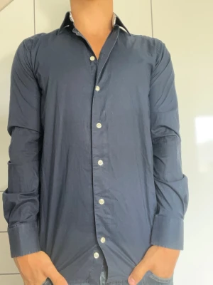 Mörkblå skjorta från Eton - Mörkblå skjorta från Eton. Strl 38/S. Inga defekter. Modellen är 178 cm och väger 77 kg. Hör gärna av dig vid frågor!