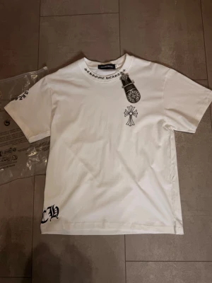 Chrome Hearts T-shirt - Tee från chrome hearts, väldigt bra kvalité. Helt ny, oanvänd med tags. Hör av dig vid fler frågor!