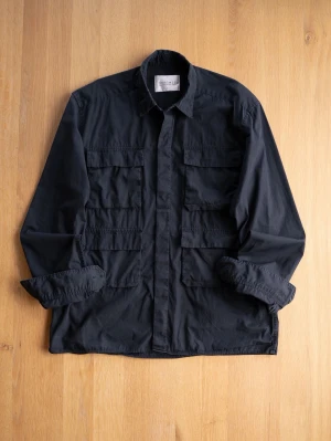 Svart/Blå overshirt med fickor - Stilren svart overshirt med fyra stora fickor framtill och klassisk krage. Tillverkad i ett lätt bomullstyg som ger en avslappnad look. Perfekt att bära öppen över en t-shirt eller stängd för en mer clean stil.