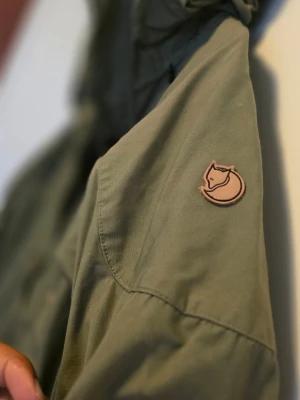 Fjällräven skogsö  - Säljs endast p.g.a. viktökning.  Nytt skick, använd bara 1 gång, superfin. Den som vet den vet... Nypris: 3 299 :-  G-1000 Lite med G-1000 på axlarna 