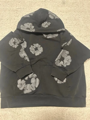 En Denim Tears hoodie  - Är lite sönder på bak delen men allt annat i bra kondition 
