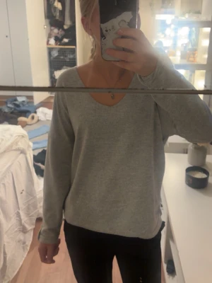 Ljusgrå basic tröja med v-ringning - Väldigt väldigt skön💕