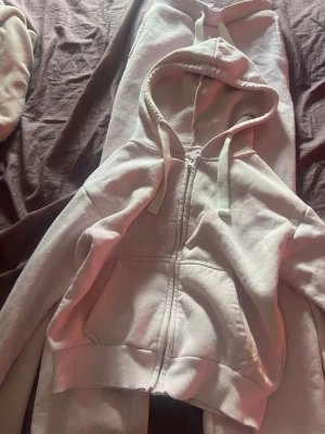 Ljusrosa Gina tricot mjukisset - Säljer det här fina ljusrosa mjukissetet från Gina tricot det har aldrig använts bara testats på