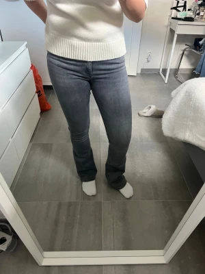 Gråa bootcut jeans  - Snygga gråa bootcut jeans från Only, lite slitna längst ner, se sista bilden💕