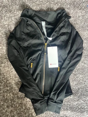 Lululemon Define Jacket - Aldrig använd ✔️, kommer med tag 🏷, Storlek S ✔️, Skickas inom 1 dag 🚀, Kontakta gärna för mer info ☺️