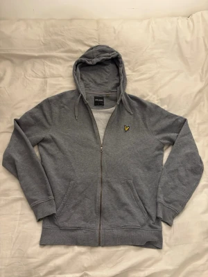 Lyle & scott zip hoodie - En fåtal använd lyle & scott hoodie som ser ny ut.