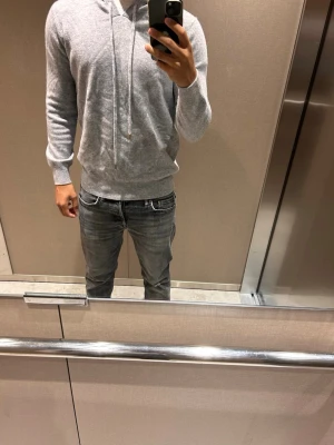 Grå Kashmir Hoodie - Säljer helt ny kashmir hoodie i storlek S, då jag köpt i fel storlek. Bara att höra av er om ni har frågor! 