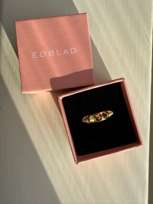 Edblad ring - Edblad ring med nitar i storlek 16.80. Använd men fortfarande helt okej skick/lite repor. Säljer då jag inte använder längre
