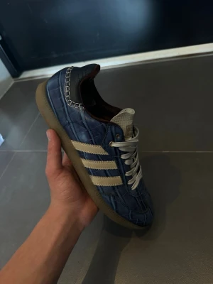 Adidas Wales bonner alligator skin - Ett par unika Wales bombers med nice blå (navy) alligator 🐊 skin. Riktigt nice skor i storlek 42 1/2 us 9 1/2