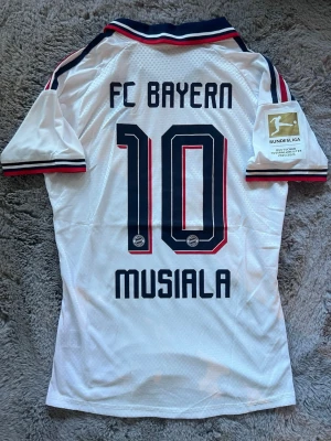Bayern München 26/27 Musiala  - En Bayern München tröja för 26/27 med Musiala i spelar version, storlek L