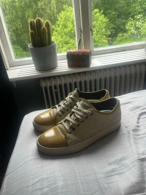 Lanvin skor - Säljer nu mina Lanvins skor, skulle säga att skickar är bra men bedöms själv utifrån bilderna, inget og, skriv vid minsta fundering! Uk 9~44
