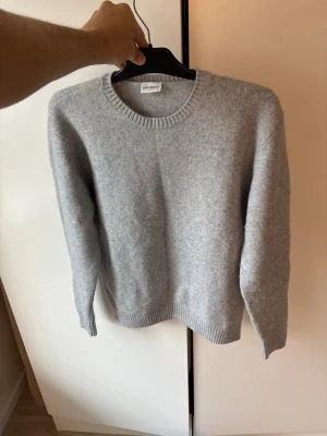 John Henric stickad tröja herr M - Superfin populär ursnygg John Henric tröja sitter som storlek M säljes. 90% ull och 10% Kashmir perfekt nu till hösten. Inga hål eller fläckar i utmärkt nyskick! 