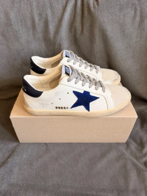 Golden Goose Skor - Vita Golden Goose med blå stjärna || Storlek 41 ||  Box och dustbag medföljer 