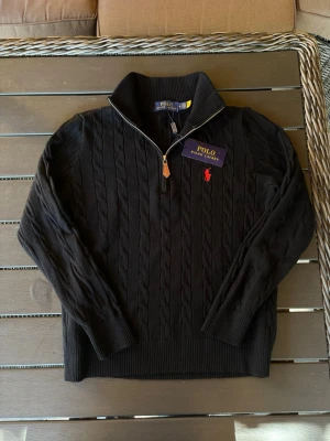 Stickad Ralph lauren tröja - Säljer en snygg stickad quarter zip tröja från Ralph lauren! Tröjan är i mycket bra skick och har inga defekter. Knappt använd. Om ni har några frågor så hör av er😊