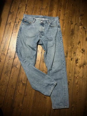 Weekday ljusblå raka jeans - Säljer ett par klassiska ljusblå jeans med rak passform och fyra fickor. Jeansen har normal midja och är tillverkade i denim med en tidlös look. Perfekta för dig som gillar en enkel och clean stil.
